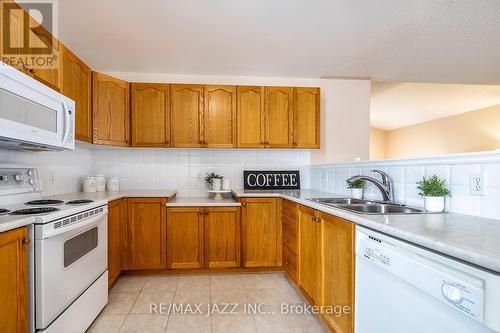 19 Wilkins Crescent, Clarington (Courtice), ON - Indoor Photo Showing Kitchen With Double Sink