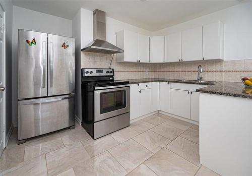 15 Gailong Court, Toronto, ON - Indoor Photo Showing Kitchen