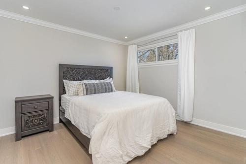 833 Calder Road, Mississauga, ON - Indoor Photo Showing Bedroom