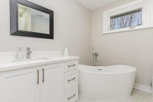 833 Calder Road, Mississauga, ON - Indoor Photo Showing Bathroom