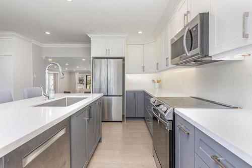 833 Calder Road, Mississauga, ON - Indoor Photo Showing Kitchen With Upgraded Kitchen