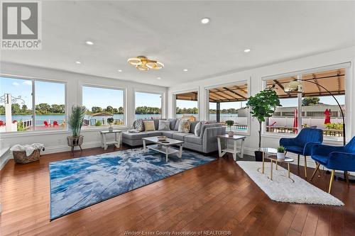 8830 Riverside Drive, Windsor, ON - Indoor Photo Showing Living Room