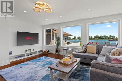 8830 Riverside Drive, Windsor, ON - Indoor Photo Showing Living Room