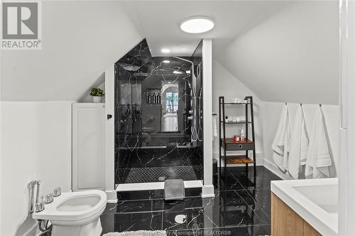 8830 Riverside Drive, Windsor, ON - Indoor Photo Showing Bathroom