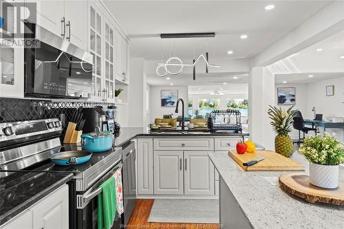 8830 Riverside Drive, Windsor, ON - Indoor Photo Showing Kitchen