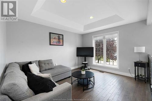 4325 Pioneer, Windsor, ON - Indoor Photo Showing Living Room