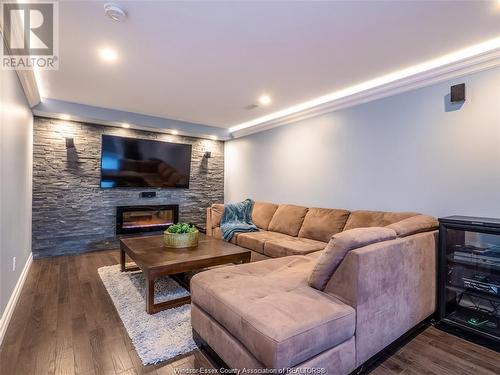 11918 Thistledown, Windsor, ON - Indoor Photo Showing Living Room