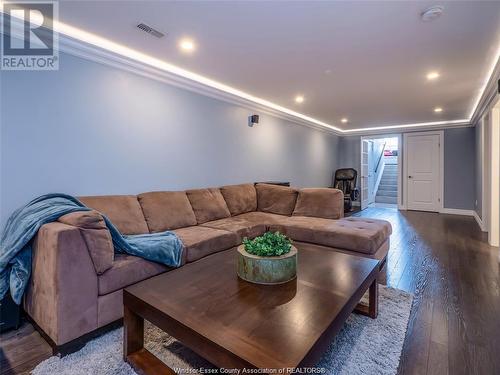 11918 Thistledown, Windsor, ON - Indoor Photo Showing Living Room