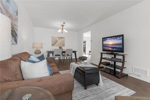 24 Gershwin Court, Hamilton, ON - Indoor Photo Showing Living Room