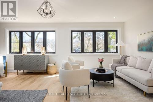 7 Ferncroft Drive, Toronto (Birchcliffe-Cliffside), ON - Indoor Photo Showing Living Room