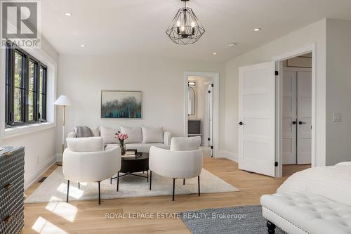 7 Ferncroft Drive, Toronto (Birchcliffe-Cliffside), ON - Indoor Photo Showing Living Room