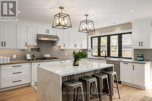 7 Ferncroft Drive, Toronto (Birchcliffe-Cliffside), ON - Indoor Photo Showing Kitchen With Upgraded Kitchen