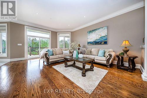 4 Blake Street, East Gwillimbury, ON - Indoor Photo Showing Living Room