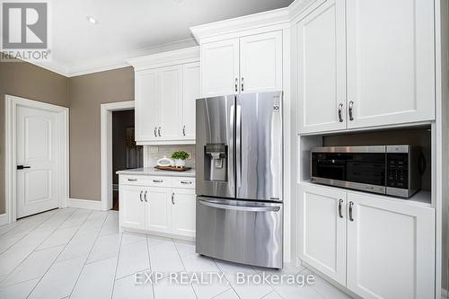 4 Blake Street, East Gwillimbury, ON - Indoor Photo Showing Kitchen