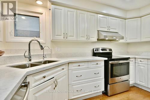 39 Peevers Crescent, Newmarket, ON - Indoor Photo Showing Kitchen With Double Sink With Upgraded Kitchen