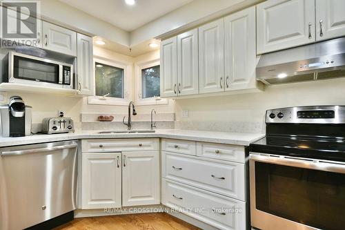 39 Peevers Crescent, Newmarket, ON - Indoor Photo Showing Kitchen With Double Sink