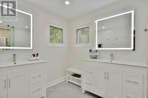 39 Peevers Crescent, Newmarket, ON - Indoor Photo Showing Bathroom