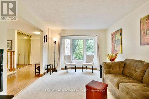 39 Peevers Crescent, Newmarket, ON - Indoor Photo Showing Living Room