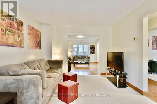 39 Peevers Crescent, Newmarket, ON - Indoor Photo Showing Living Room