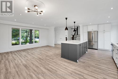 130 Dew Street, King, ON - Indoor Photo Showing Kitchen With Upgraded Kitchen