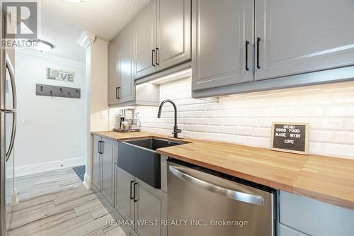 909 - 2900 Battleford Road, Mississauga, ON - Indoor Photo Showing Kitchen With Upgraded Kitchen