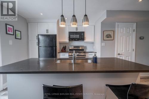 3 - 2070 Brant Street, Burlington, ON - Indoor Photo Showing Kitchen