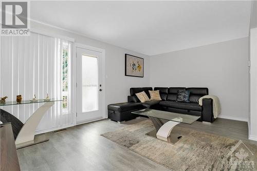 114 Mcclintock Way, Ottawa, ON - Indoor Photo Showing Living Room