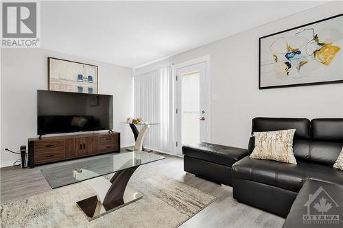 114 Mcclintock Way, Ottawa, ON - Indoor Photo Showing Living Room