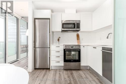 3709 - 42 Charles Street, Toronto, ON - Indoor Photo Showing Kitchen With Upgraded Kitchen