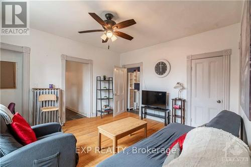 77 Florence Street, Ottawa, ON - Indoor Photo Showing Living Room