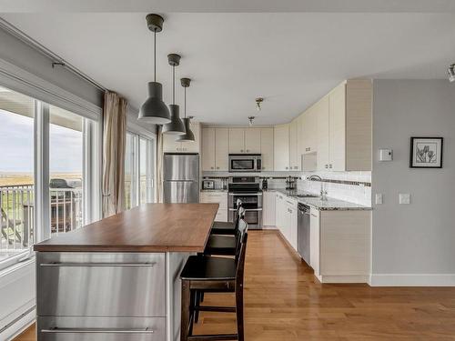 Kitchen - 2-491 Ch. Des Pionniers E., L'Islet, QC - Indoor Photo Showing Kitchen With Upgraded Kitchen