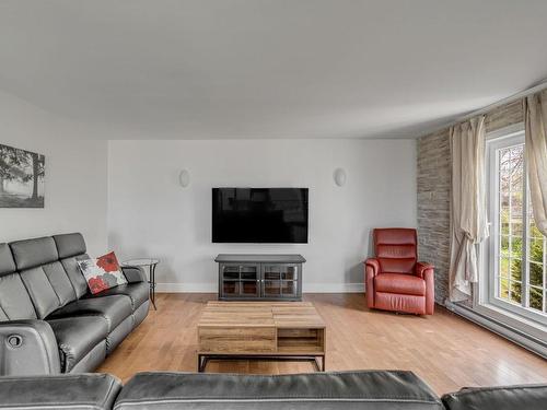 Living room - 2-491 Ch. Des Pionniers E., L'Islet, QC - Indoor Photo Showing Living Room