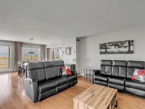 Salon - 2-491 Ch. Des Pionniers E., L'Islet, QC - Indoor Photo Showing Living Room