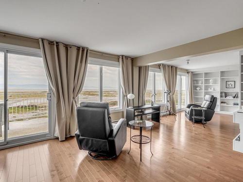 Boudoir - 2-491 Ch. Des Pionniers E., L'Islet, QC - Indoor Photo Showing Living Room