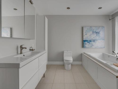 Salle de bains - 2-491 Ch. Des Pionniers E., L'Islet, QC - Indoor Photo Showing Bathroom