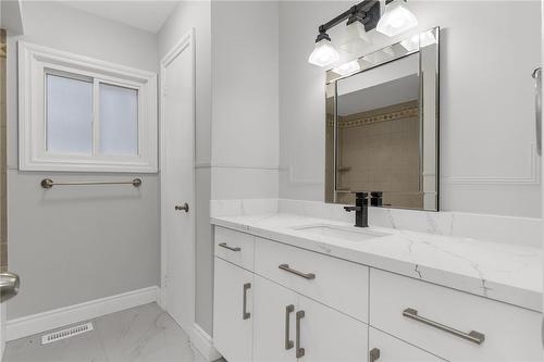 6 Ben Lomond Place, Hamilton, ON - Indoor Photo Showing Bathroom