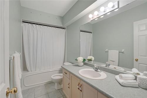 22 Hepburn Crescent, Hamilton, ON - Indoor Photo Showing Bathroom