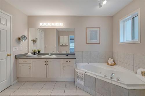 22 Hepburn Crescent, Hamilton, ON - Indoor Photo Showing Bathroom