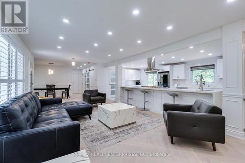 2037 Lynchmere Avenue, Mississauga, ON - Indoor Photo Showing Living Room