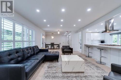 2037 Lynchmere Avenue, Mississauga, ON - Indoor Photo Showing Living Room