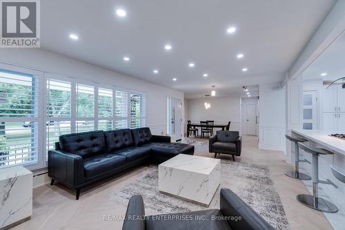 2037 Lynchmere Avenue, Mississauga, ON - Indoor Photo Showing Living Room