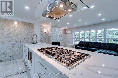 2037 Lynchmere Avenue, Mississauga (Cooksville), ON - Indoor Photo Showing Kitchen With Upgraded Kitchen