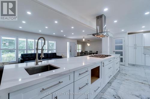 2037 Lynchmere Avenue, Mississauga (Cooksville), ON - Indoor Photo Showing Kitchen With Upgraded Kitchen