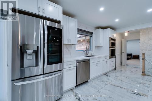 2037 Lynchmere Avenue, Mississauga, ON - Indoor Photo Showing Kitchen