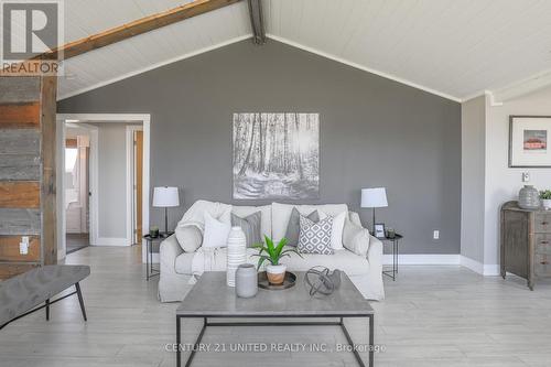 7 Port Hoover Road, Kawartha Lakes, ON - Indoor Photo Showing Living Room