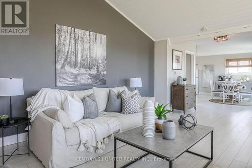 7 Port Hoover Road, Kawartha Lakes, ON - Indoor Photo Showing Living Room