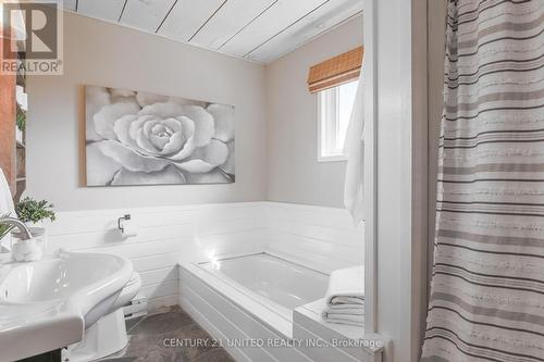 7 Port Hoover Road, Kawartha Lakes, ON - Indoor Photo Showing Bathroom