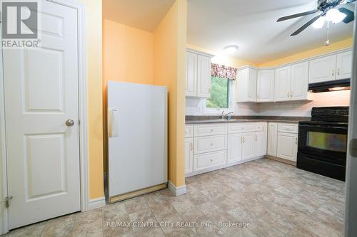 11 Pittao Place, Strathroy-Caradoc (Ne), ON - Indoor Photo Showing Kitchen