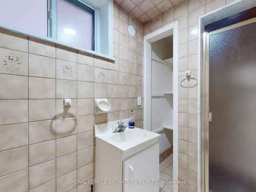 2 Conway Ave, Toronto, ON - Indoor Photo Showing Bathroom