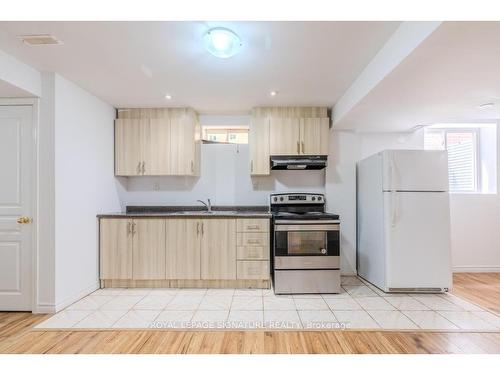 76 Snapdragon Sq, Brampton, ON - Indoor Photo Showing Kitchen